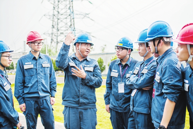 廣東電網(wǎng)東莞供電局變電管理二所檢修一班副班長(zhǎng)何滿棠：“以匠人之心，守一畝三分地”
