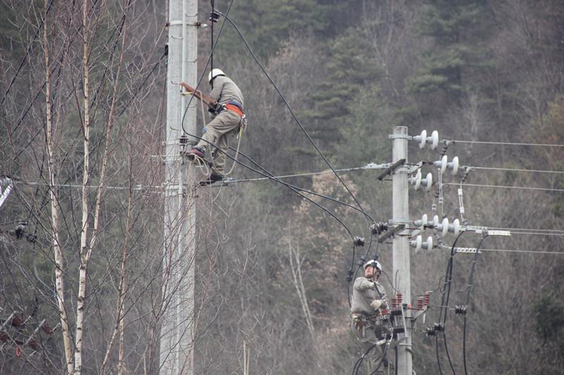 陜西地電留壩供電分公司：實施農(nóng)石線、索道線分網(wǎng)改造