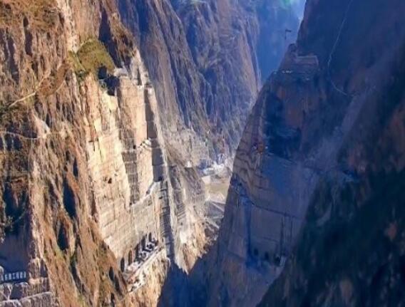 為建烏東德水電站，在峽谷底部挖90米深洞穴，用來干嘛的？