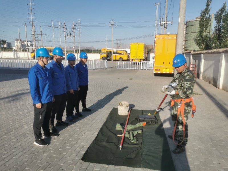 烏海電業(yè)局配電帶電作業(yè)中心：現(xiàn)場培訓(xùn)求實效，技能素質(zhì)再提升