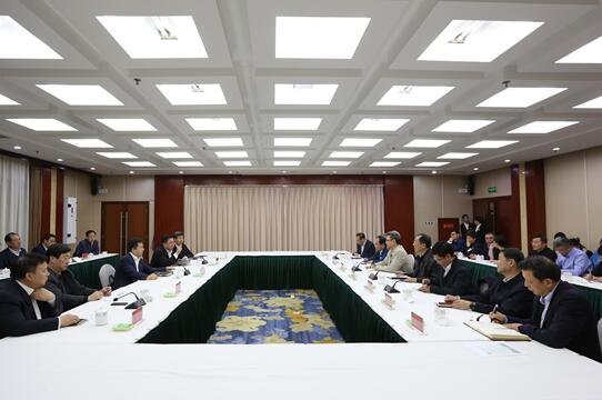 錢智民與保定市委書記黨曉龍、市長郭建英進行座談交流