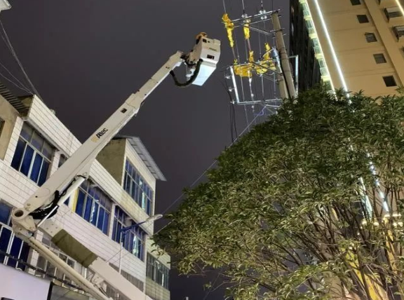 云南電網(wǎng)陸良供電局城區(qū)供電所冬夜搶修，杜絕用電隱患