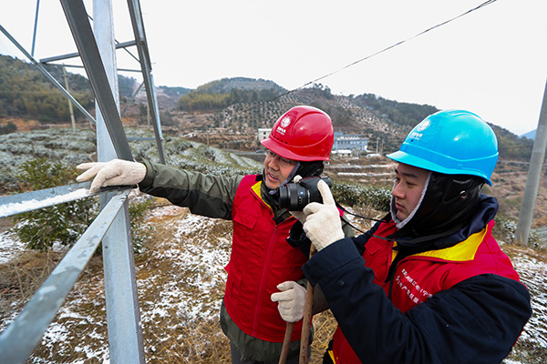 國網寧?？h供電公司：踏冰踩雪巡線忙 保萬家燈火明