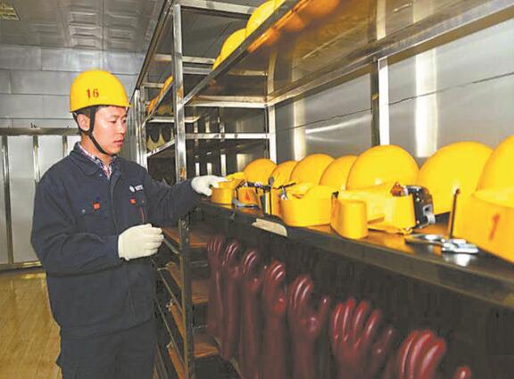 十七年鉆研，他成了帶電作業(yè)的“活教材”——記國家電網(wǎng)有限公司特等勞動模范李占奎