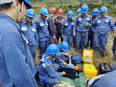 鳳慶供電局開展接地電阻儀、直流試送儀的培訓(xùn)