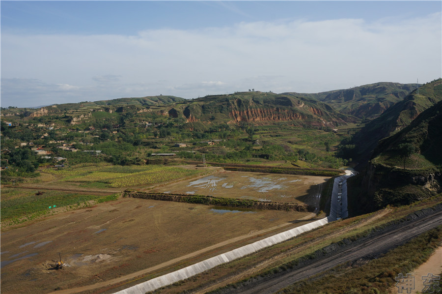 煤矸石填溝造地，千畝溝壑變良田