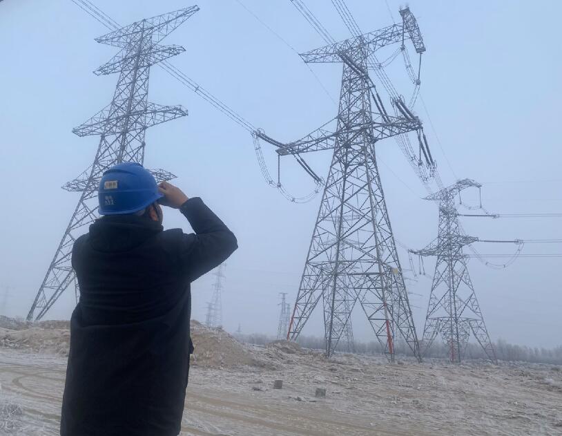 內(nèi)蒙古烏海超高壓供電公司防污除閃，寒冬堅守一線