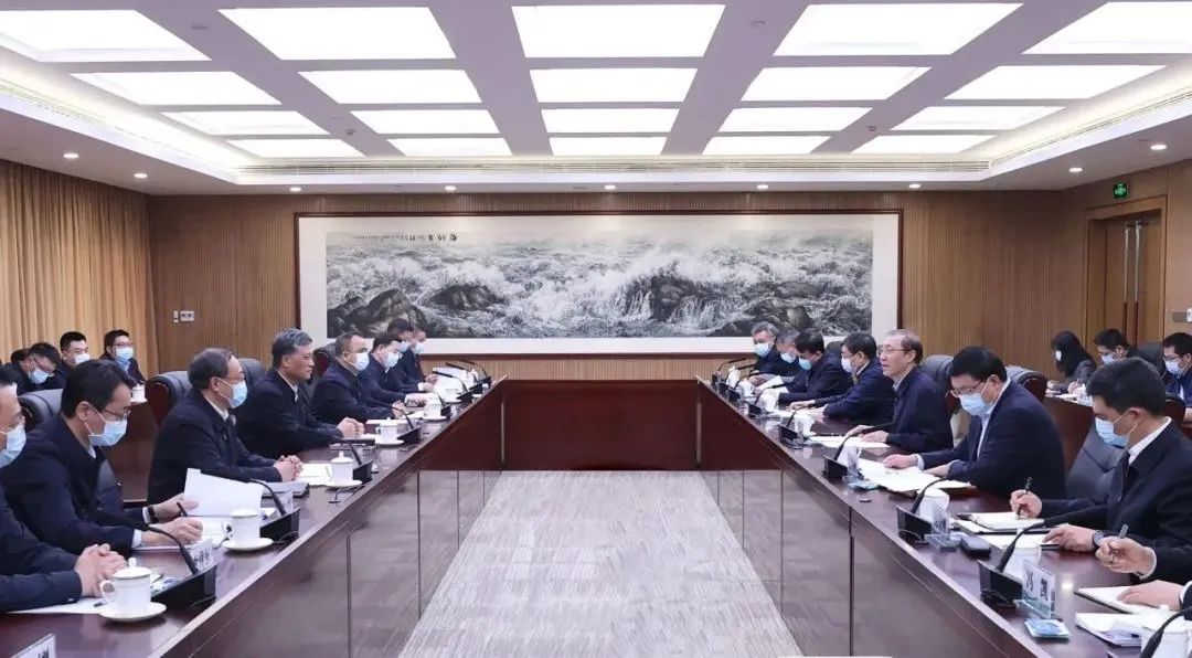 辛保安、張智剛與新疆維吾爾自治區(qū)、新疆生產(chǎn)建設(shè)兵團(tuán)領(lǐng)導(dǎo)會(huì)談