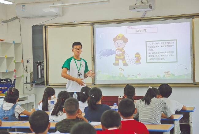 郝明?。簬椭嗳?傳遞更多溫暖