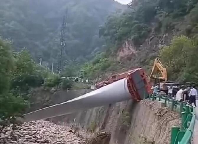 陜西寶雞隴縣：80米風(fēng)電扇葉運(yùn)輸車歪倒，正救援