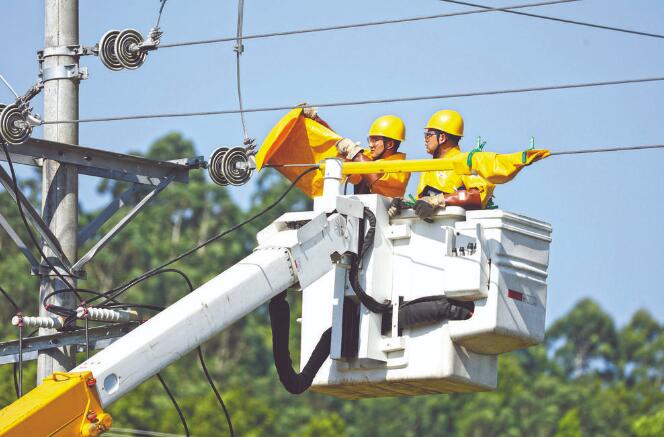 四川廣安：40攝氏度，他們帶電作業(yè)