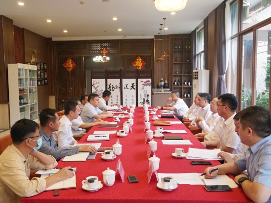 中國(guó)電建黨委常委、副總經(jīng)理徐鵬程與海南萬(wàn)寧市委書(shū)記蓋文啟、市長(zhǎng)王三防座談
