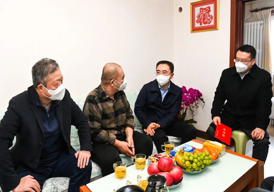 鄒磊、劉明勝走訪慰問退休老領(lǐng)導(dǎo)、勞模遺屬、困難黨員群眾