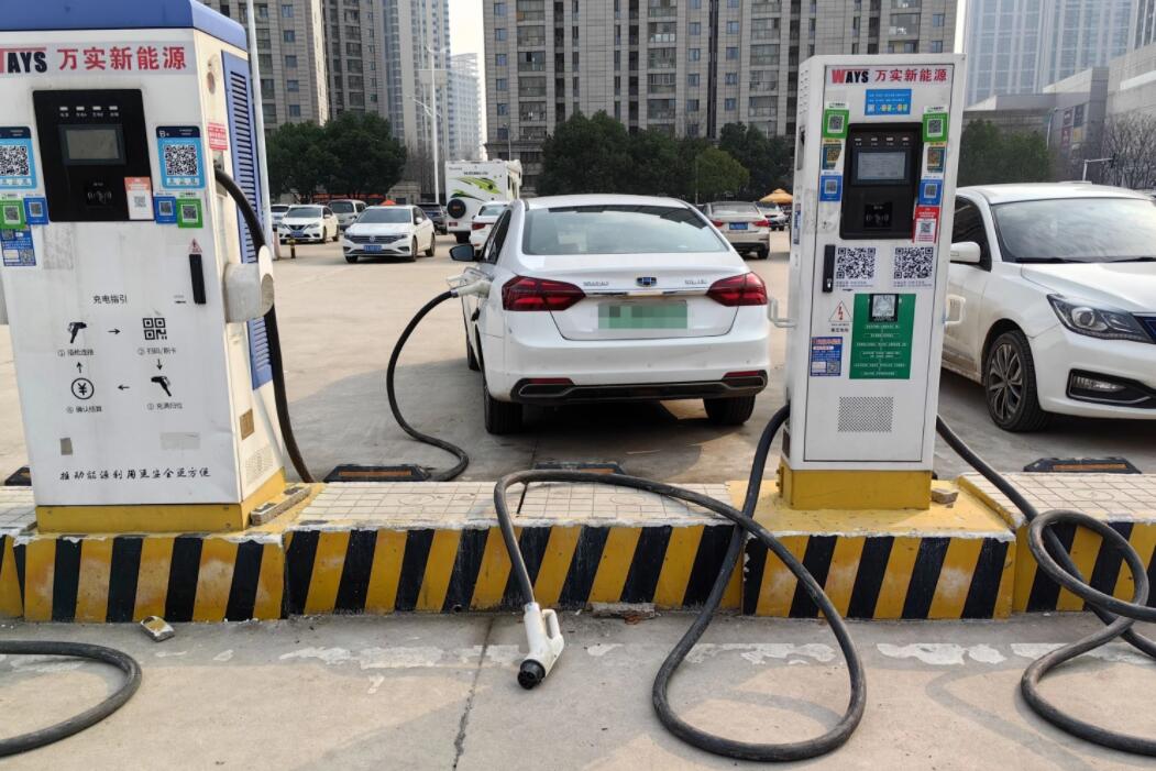 新能源車充電槍被扔積水中，對“城市家電”需多加愛護(hù)