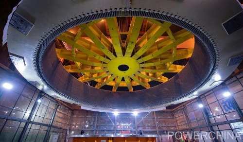 黃河上游在建海拔最高、裝機容量最大的水電站首臺機組定子順利吊裝