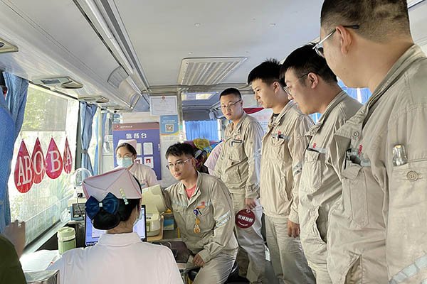 臨汾熱電公司組織“熱血與大愛同流，真情與奉獻同行”無償獻血活動