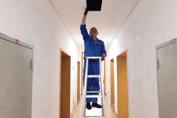 圖為物業(yè)人員利用節(jié)假日對值班宿舍電纜廊道、空調(diào)管道進(jìn)行檢查和維護(hù)