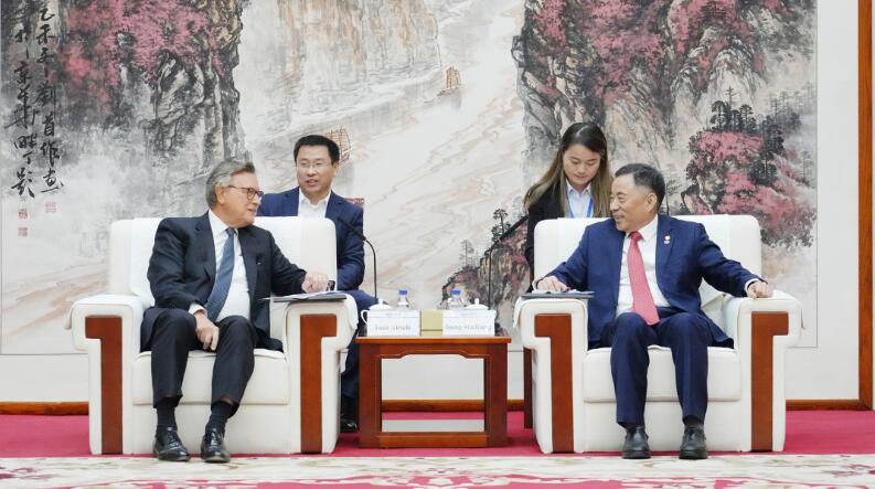 中國能建黨委書記、董事長宋海良與渣打集團(tuán)主席韋浩思會談