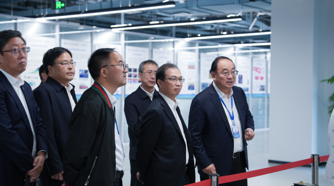 江毅與中國工程院院士、清華大學(xué)海洋工程研究院院長、海工院院長張建民交流座談