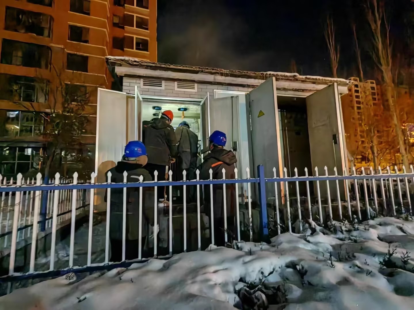 風(fēng)雪來襲入冬寒，電力搶修送溫暖