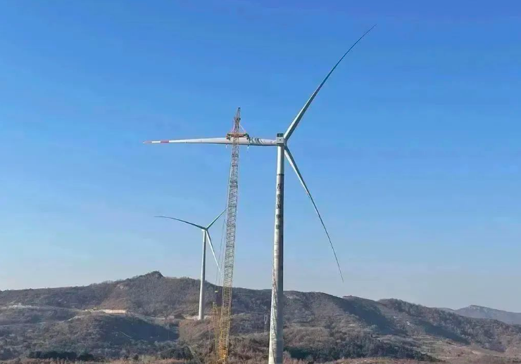 中石化起運公司營口風(fēng)電項目首臺混塔圓滿吊裝！