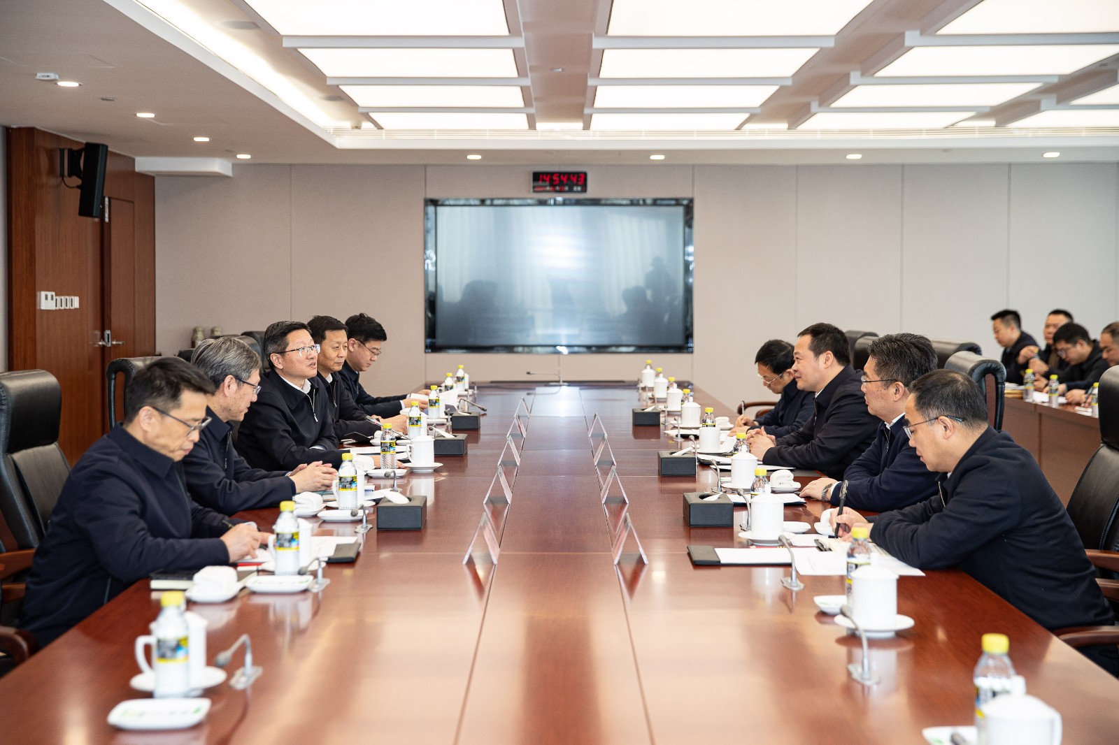 國(guó)家能源集團(tuán)公司總經(jīng)理、黨組副書記余兵會(huì)見上饒市委書記陳云