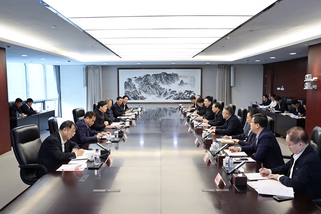華電集團(tuán)董事長(zhǎng)江毅、總經(jīng)理葉向東與國(guó)家電網(wǎng)董事長(zhǎng)、黨組書記張智剛會(huì)談