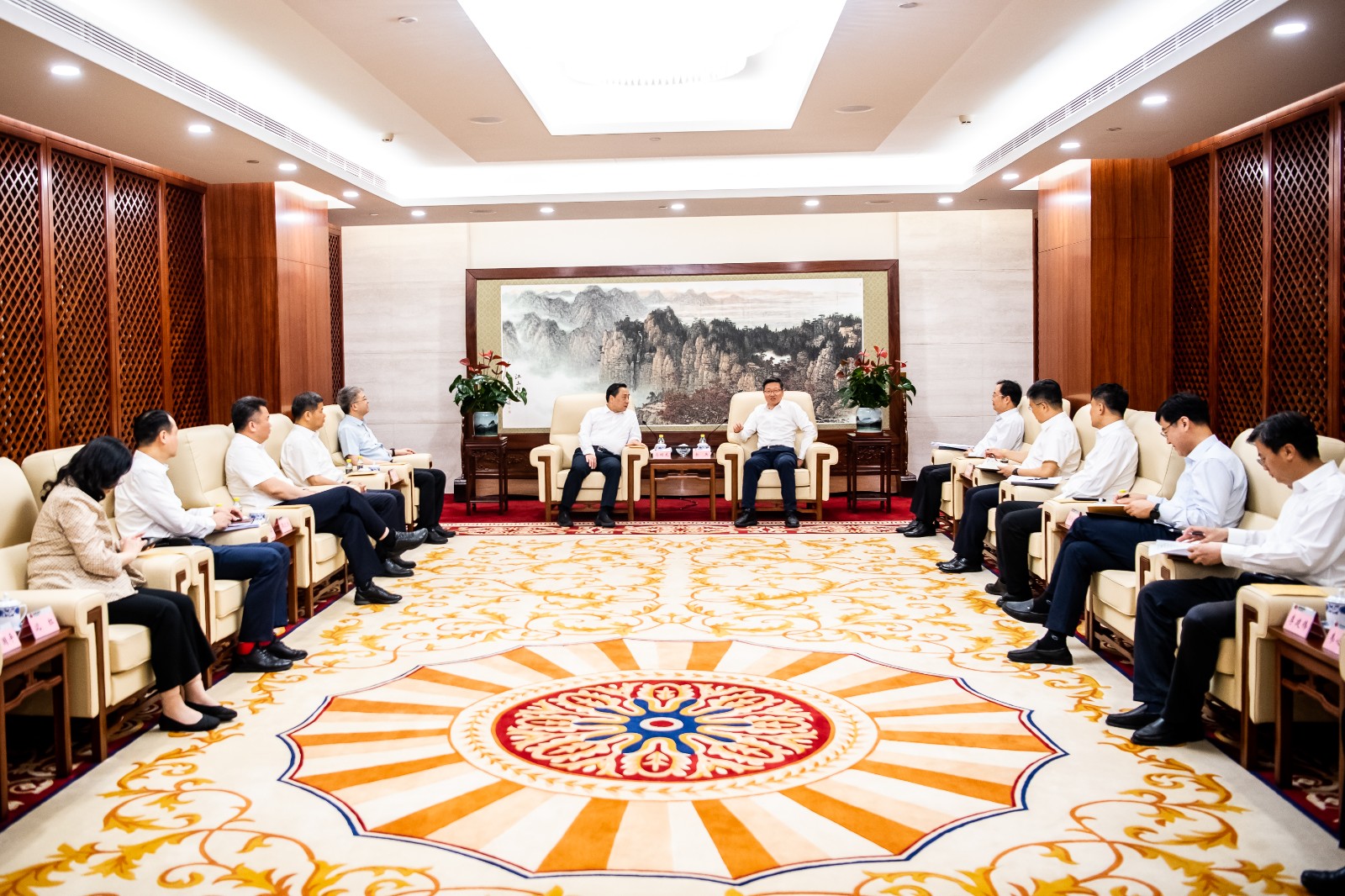 國(guó)家能源集團(tuán)公司總經(jīng)理、黨組副書記余兵會(huì)見鎮(zhèn)江市委書記馬明龍一行