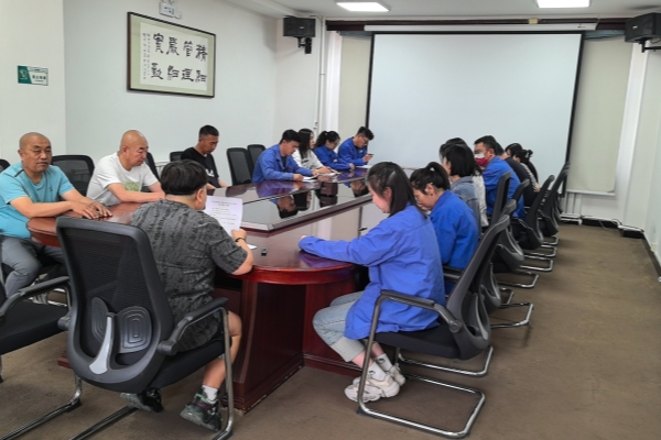 烏海千里山供電公司：加強(qiáng)理論學(xué)習(xí)，風(fēng)清氣正過節(jié)