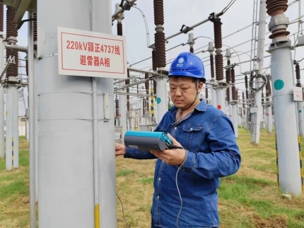 監(jiān)督檢查隱患電桿，全力保障電力安全