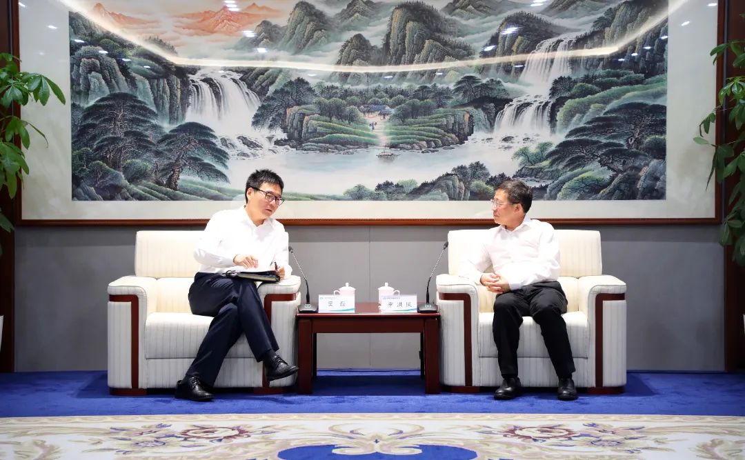 中國(guó)電氣裝備黨委書記、董事長(zhǎng)李洪鳳會(huì)見上海電氣集團(tuán)黨委書記、董事長(zhǎng)吳磊