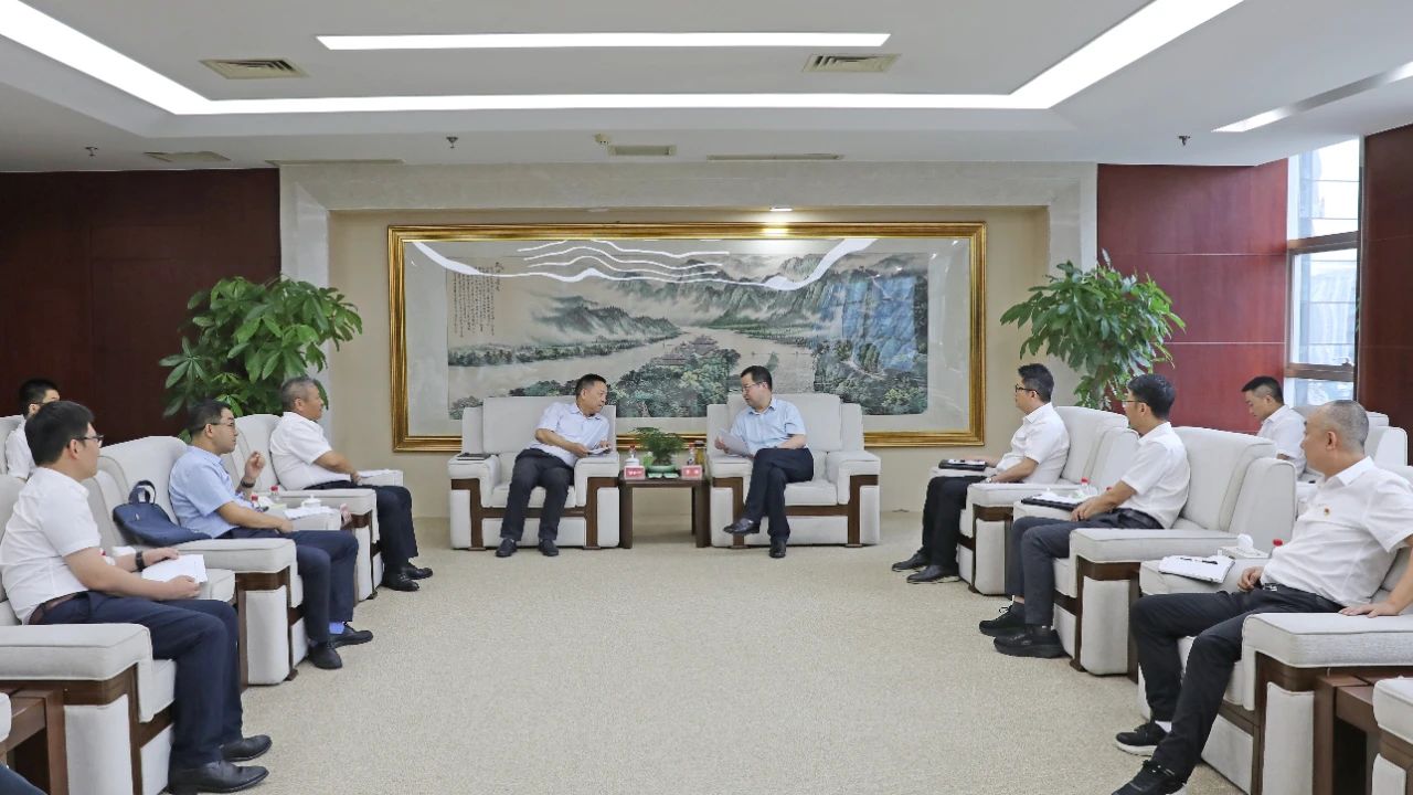 大唐四川公司黨委書記、董事長(zhǎng)梁華與水電十局黨委書記、董事長(zhǎng)范開(kāi)平會(huì)談