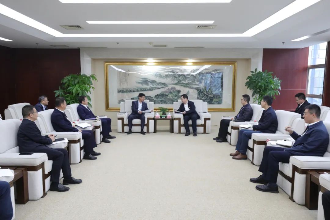 大唐四川公司黨委書(shū)記、董事長(zhǎng)梁華與中能建西南區(qū)域總部黨委書(shū)記、總經(jīng)理，中能建西南投資公司黨委書(shū)記、董事長(zhǎng)鄒小川會(huì)談