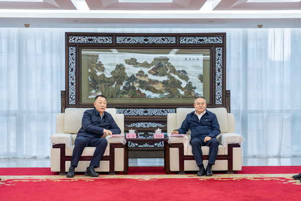 華電集團(tuán)黨組副書記、總經(jīng)理葉向東與遼寧省丹東市委書記宋誠(chéng)會(huì)談