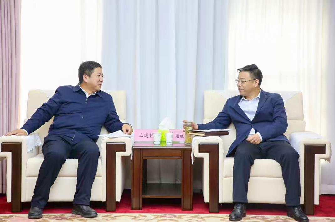 大唐甘肅公司黨委書(shū)記、董事長(zhǎng)王建偉與甘肅能化集團(tuán)黨委書(shū)記、董事長(zhǎng)謝曉鋒會(huì)談