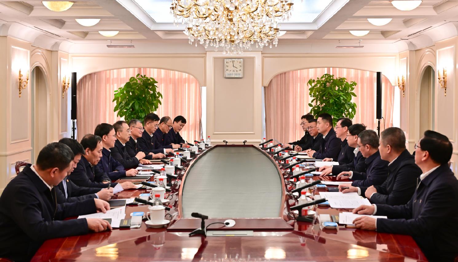 大唐集團(tuán)董事長鄒磊、總經(jīng)理張傳江與中國安能董事長陳奕輝、總經(jīng)理周慶豐會談