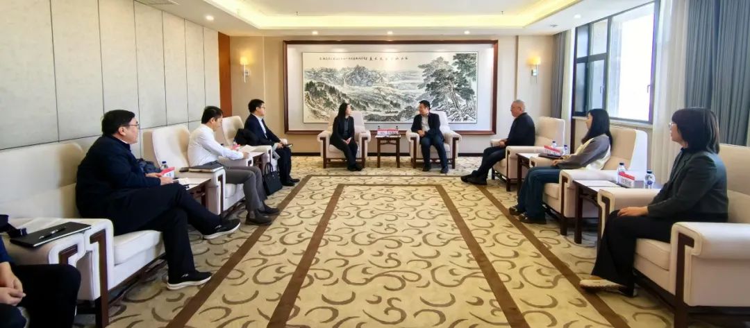 中國(guó)農(nóng)業(yè)銀行吉林省分行黨委委員、副行長(zhǎng)兼長(zhǎng)春分行黨委書記、行長(zhǎng)曹紅一行拜訪華電吉林公司