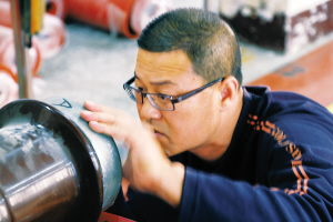 勇攀高壓試驗(yàn)技術(shù)巔峰——記全國五一勞動獎?wù)芦@得者、遼寧大連供電公司檢修分公司戚革慶