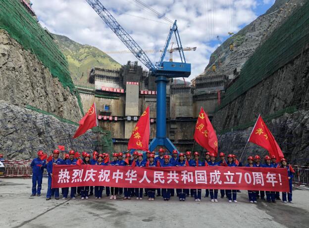 堅(jiān)守崗位，楊房溝的每個(gè)瞬間都是“中國(guó)紅”